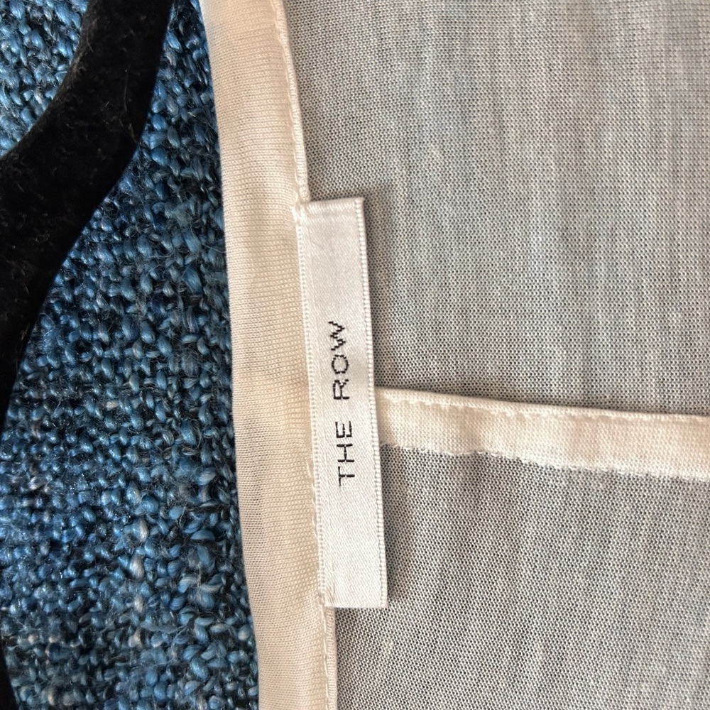 The row white shirt - Picture 4 of 5